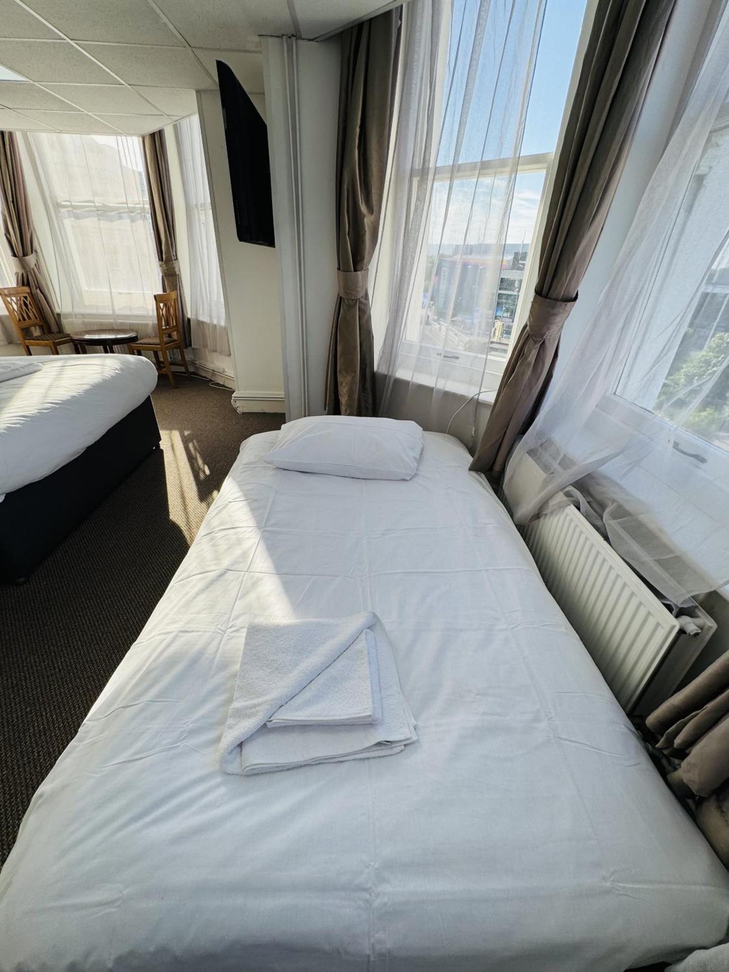 Carlton Court Hotel Eastbourne Bilik gambar